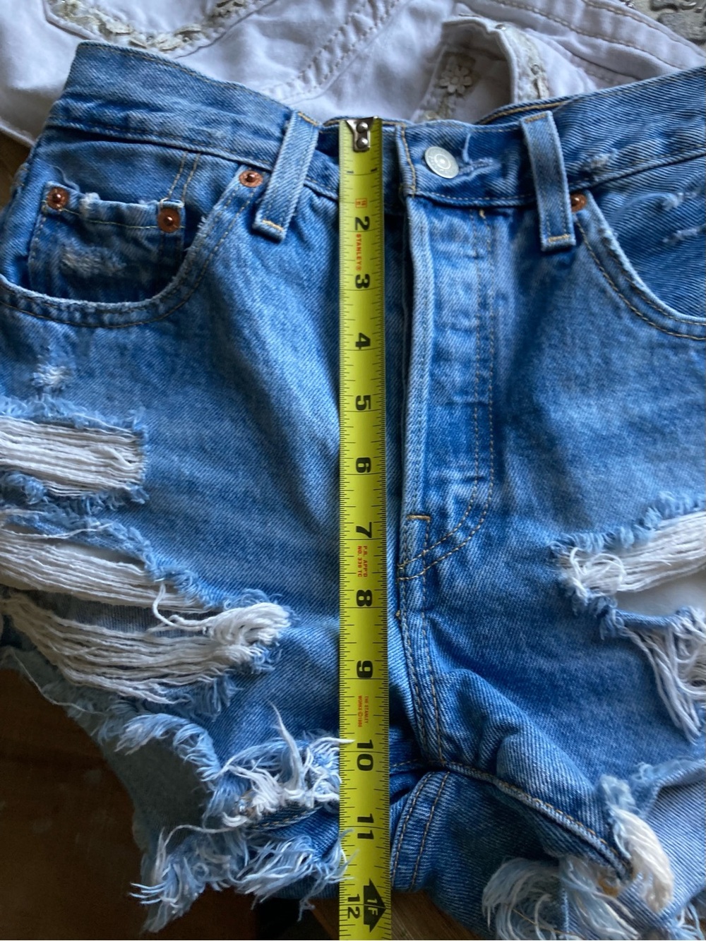 Levi’s Premium 501 Original Distressed Denim Shorts W25 Button Fly Light Wash - Picture 8 of 9